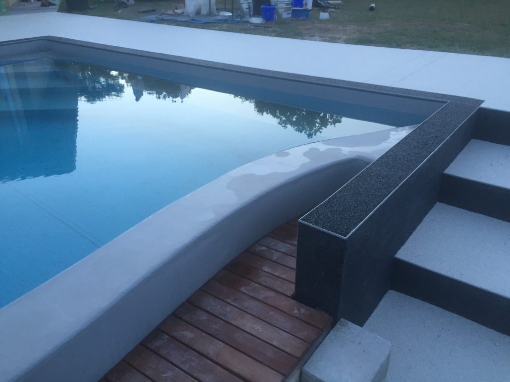 Magnifique aménagement extérieur autour d'une piscine en résine de marbre sur Montpellier - PM Aménagement