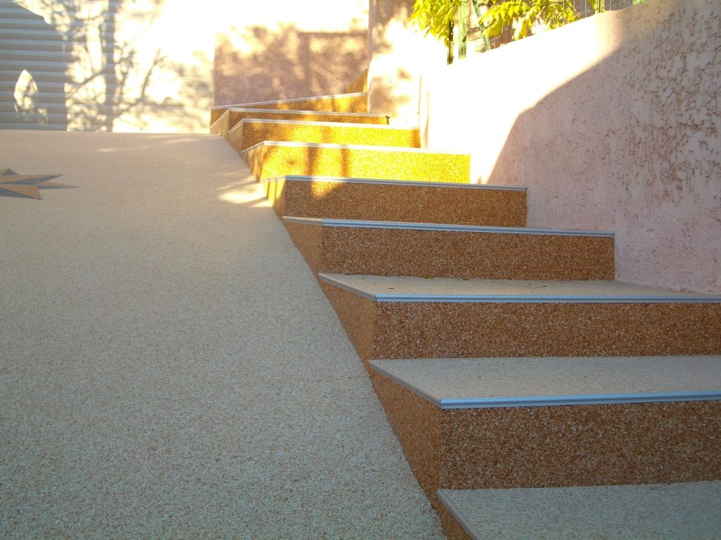Revêtement de mur escalier et de sol en moquette de marbre dans l'Hérault - PM Aménagement