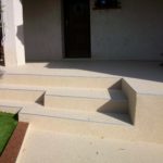 Rénovation d'une devanture de maison en moquette de pierre, moquette de marbre - PM Aménagement