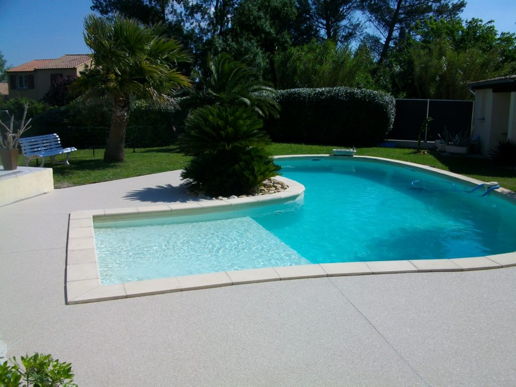 Aménagement d'un contour de piscine en plage de moquette de marbre à Agde dans l'Hérault - PM Aménagement