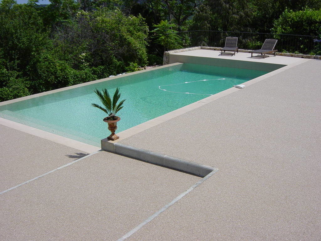 Aménagement plage de piscine en moquette de marbre à Montpellier - PM Aménagement