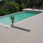 Aménagement plage de piscine en moquette de marbre à Montpellier - PM Aménagement