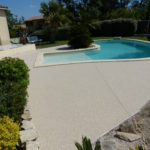 Plage de piscine en moquette de pierre à Montpellier - PM Aménagement