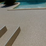 Contour de piscine et terrasse et moquette de marbre dans l'Hérault - PM Aménagement