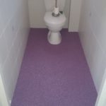 Revêtement d'un sol de toilette en moquette de pierre de couleur flashy - PM Aménagement
